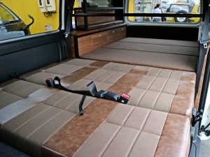 ハイエースバン内装架装　車中泊　バン　キャンピングカー